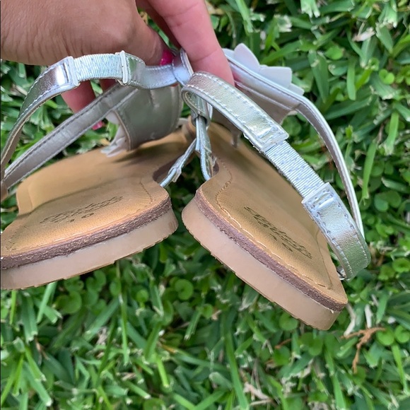 Kids metallic silver sandals EUC - Picture 4 of 6